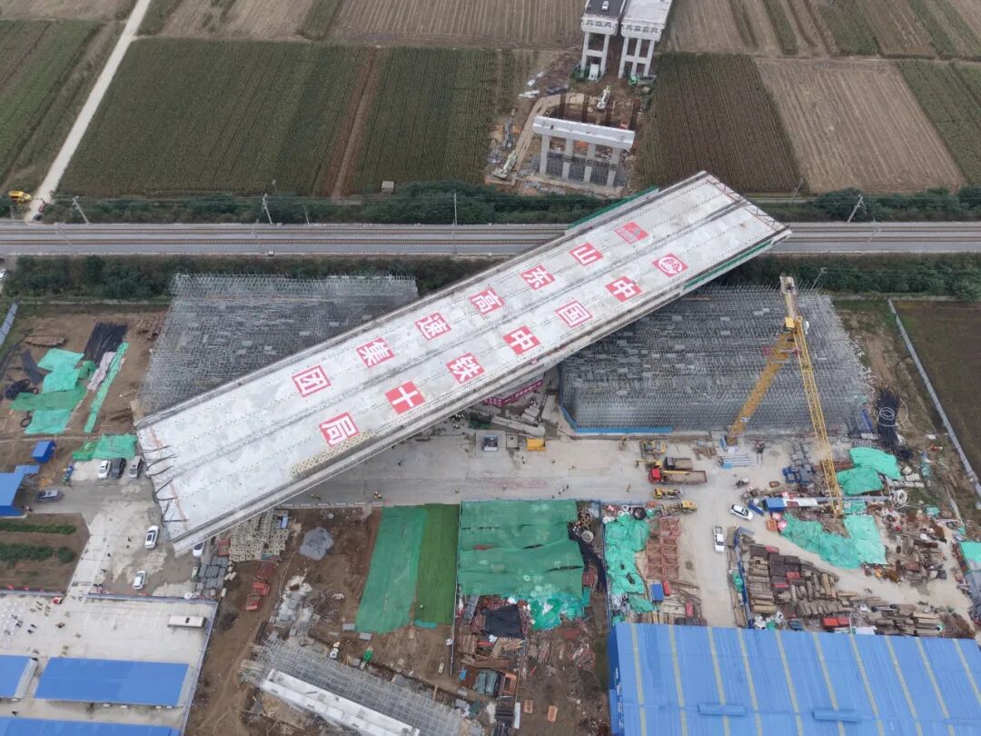 万吨巨桥“华丽转身”!济微高速北段工程上跨瓦日铁路转体桥顺利转体