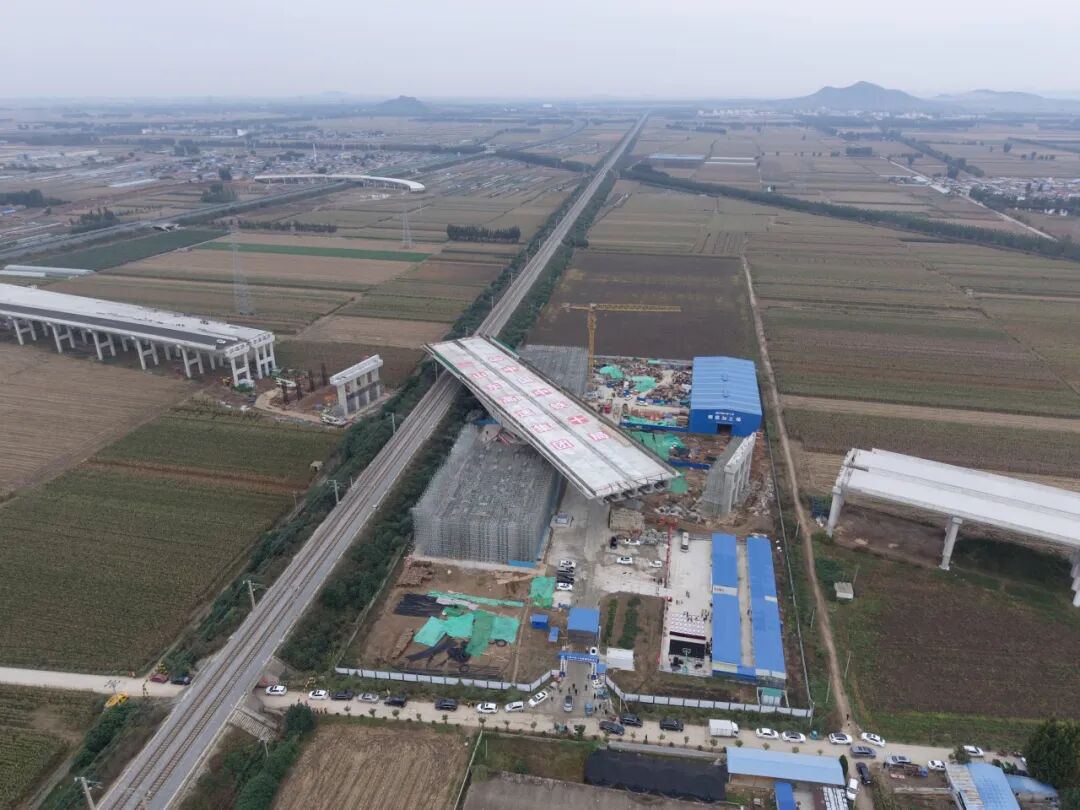 万吨巨桥“华丽转身”!济微高速北段工程上跨瓦日铁路转体桥顺利转体