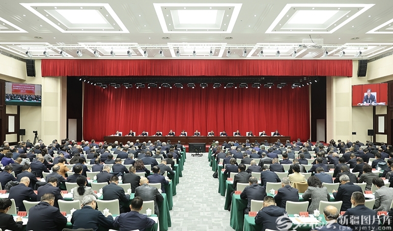 全区干部大会召开 深入学习宣传贯彻党的二十届四中全会精神 努力建设社会主义现代化新疆