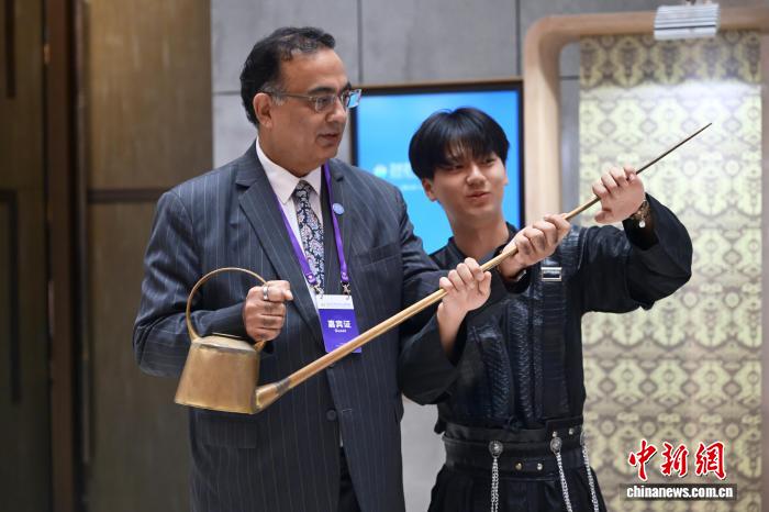 2025中华文化天府论坛在成都开幕 现场展示多项非遗代表性项目