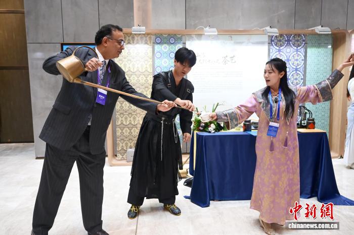 2025中华文化天府论坛在成都开幕 现场展示多项非遗代表性项目