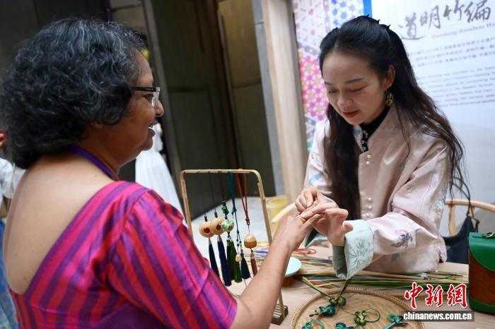 2025中华文化天府论坛在成都开幕 现场展示多项非遗代表性项目