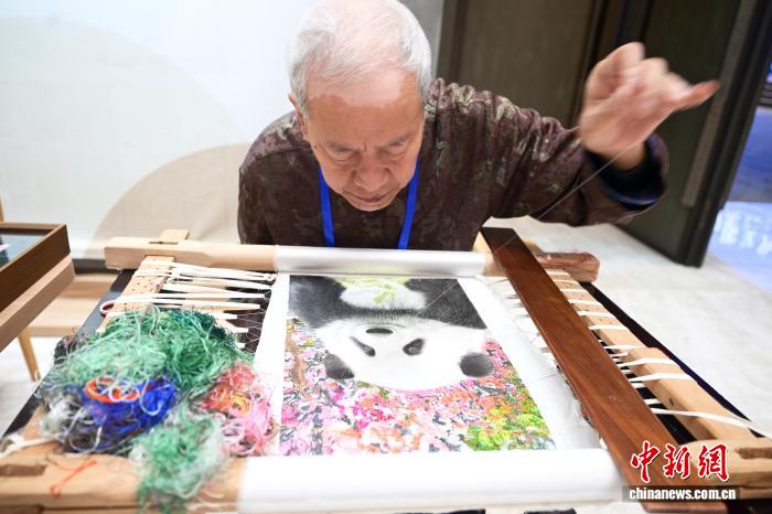 2025中华文化天府论坛在成都开幕 现场展示多项非遗代表性项目