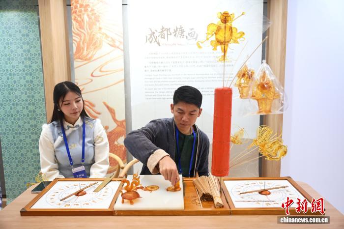 2025中华文化天府论坛在成都开幕 现场展示多项非遗代表性项目