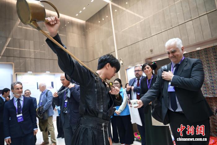 2025中华文化天府论坛在成都开幕 现场展示多项非遗代表性项目