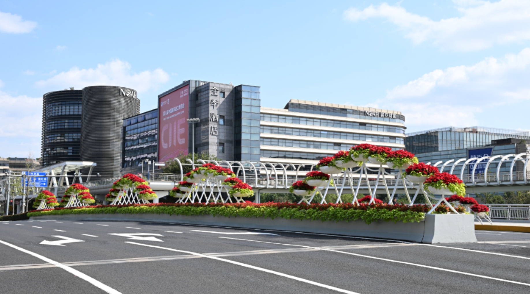 精耕细作筑保障 上海进博氛围浓厚