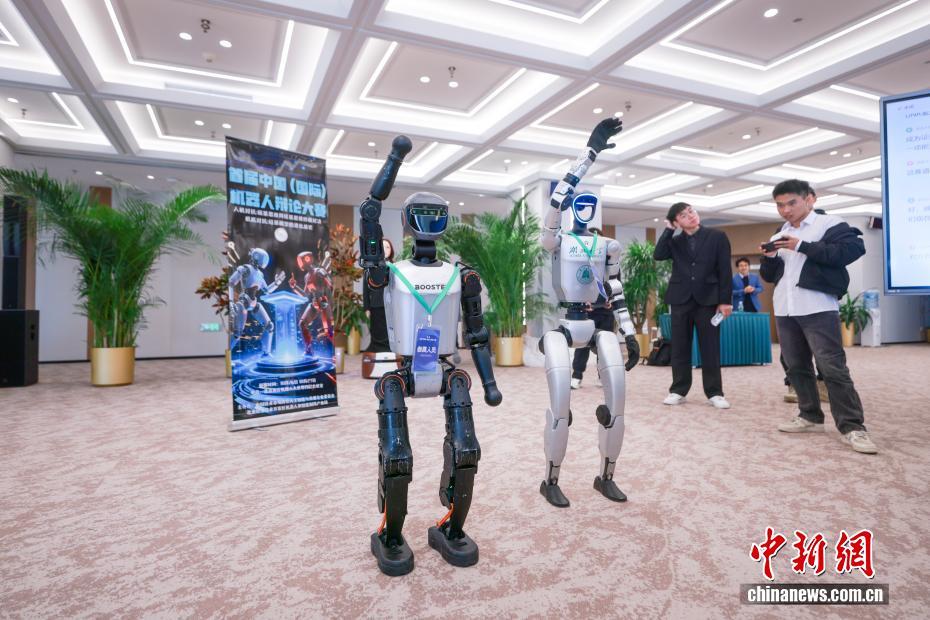 北京亦庄:机器人辩论手展风采 北京亦庄:机器人辩论手展风采