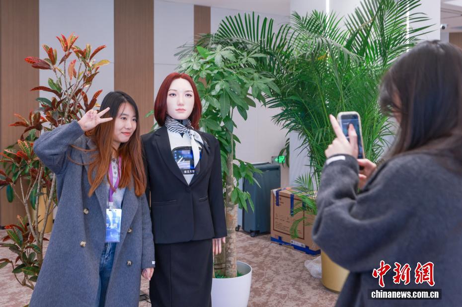 北京亦庄:机器人辩论手展风采 北京亦庄:机器人辩论手展风采