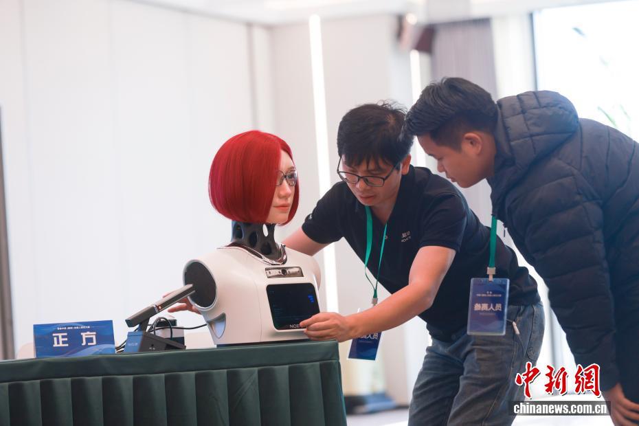北京亦庄：机器人辩论手展风采