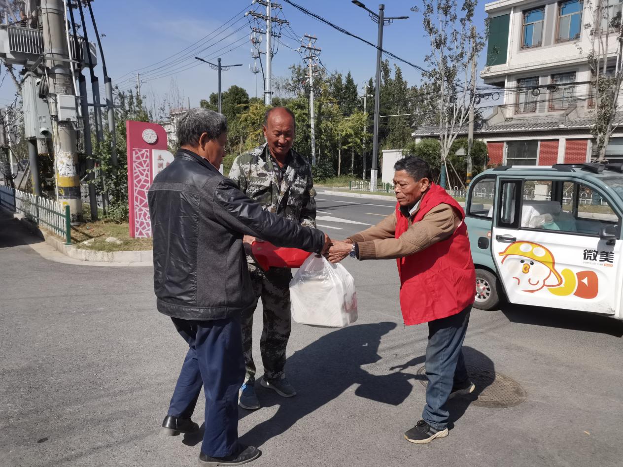 江苏邗江区瓜洲镇：睦邻助餐点“跨村送” 16名特殊老人吃上“暖心饭”