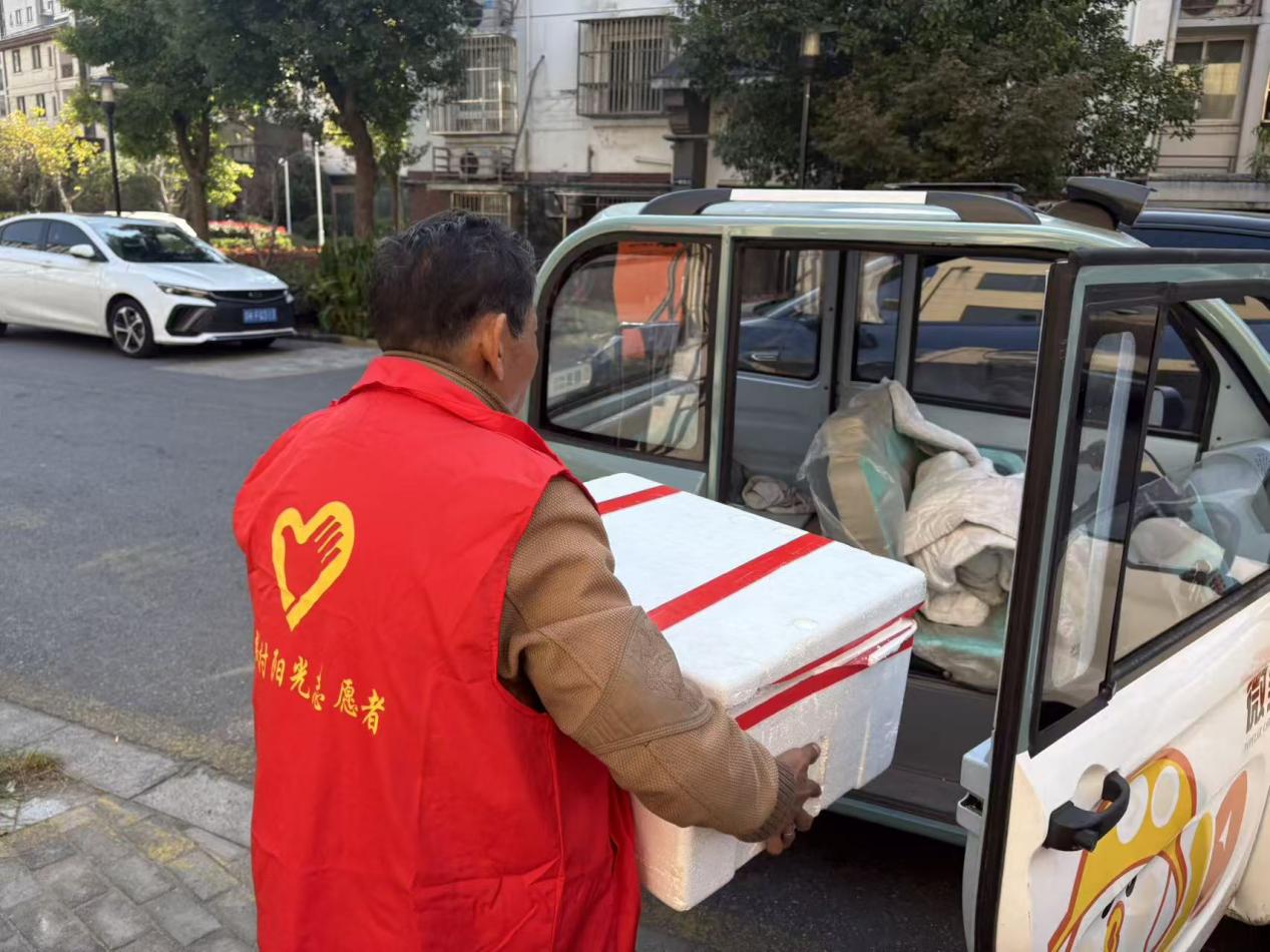 江苏邗江区瓜洲镇：睦邻助餐点“跨村送” 16名特殊老人吃上“暖心饭”