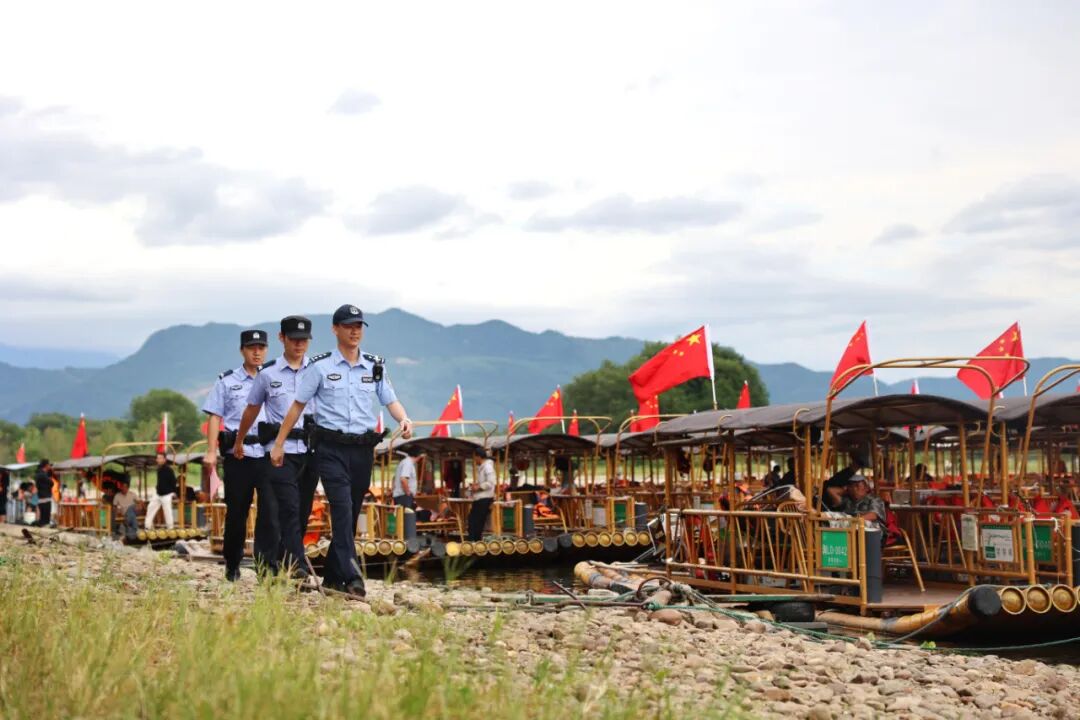 【阳光下的守护】青石板路上的“平安哨” 【阳光下的守护】青石板路上的“平安哨”
