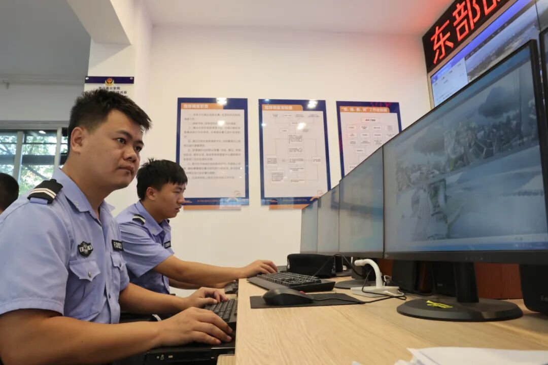 【阳光下的守护】青石板路上的“平安哨” 【阳光下的守护】青石板路上的“平安哨”