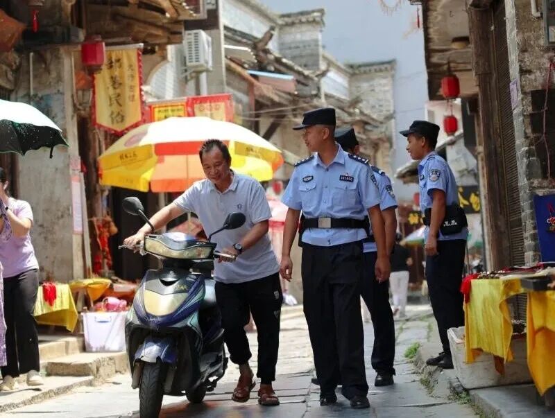 【阳光下的守护】青石板路上的“平安哨” 【阳光下的守护】青石板路上的“平安哨”