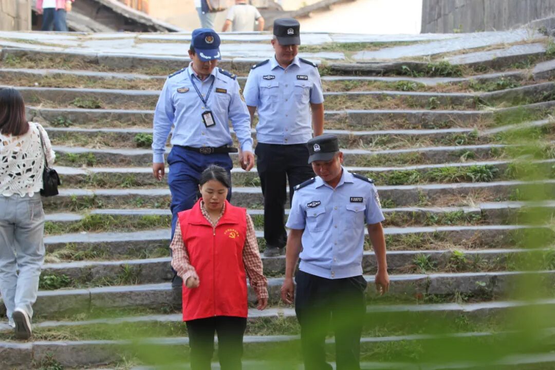 【阳光下的守护】青石板路上的“平安哨” 【阳光下的守护】青石板路上的“平安哨”