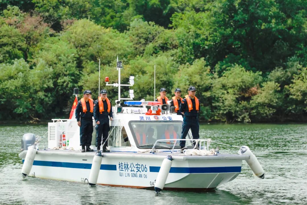 【阳光下的守护】青石板路上的“平安哨” 【阳光下的守护】青石板路上的“平安哨”
