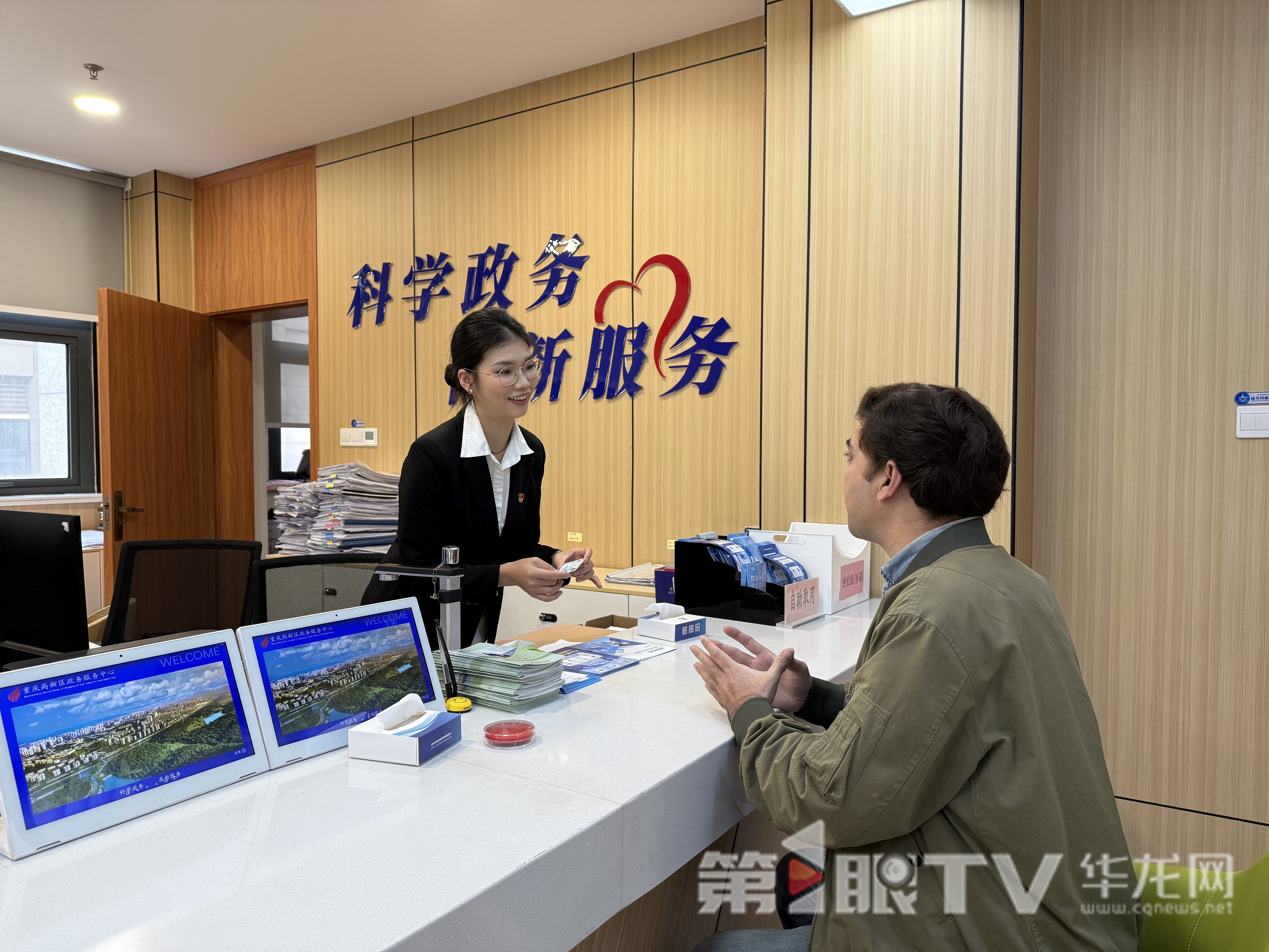 视频 | 就医、消费一张卡全搞定 重庆发放首批外籍人才“证卡融合”社保卡 视频 | 就医、消费一张卡全搞定 重庆发放首批外籍人才“证卡融合”社保卡