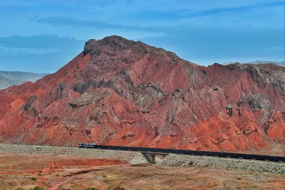 新疆铁路绘就“两山”理念新画卷