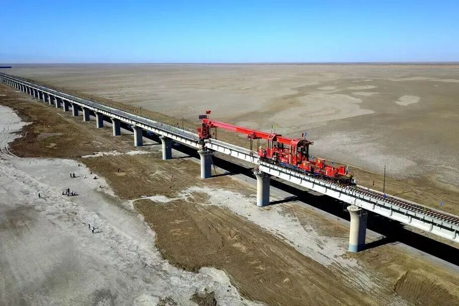 新疆铁路绘就“两山”理念新画卷