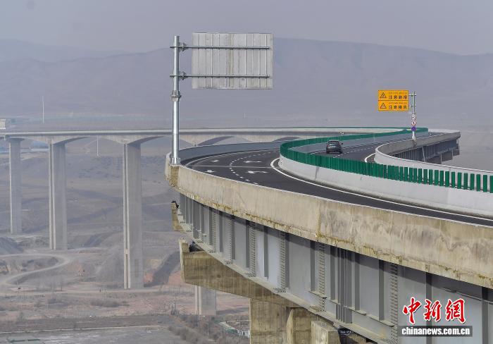 新疆第二高桥头屯河连接线特大桥通车运行 新疆第二高桥头屯河连接线特大桥通车运行