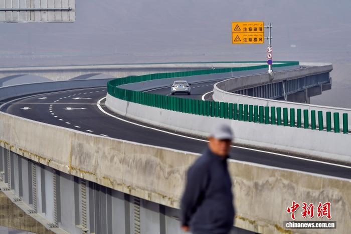 新疆第二高桥头屯河连接线特大桥通车运行