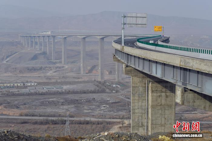 新疆第二高桥头屯河连接线特大桥通车运行