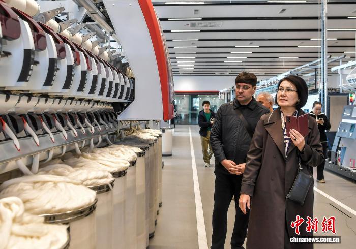 新疆:第十二届中国-中亚合作论坛参会嘉宾参观智能机械生产企业 新疆:第十二届中国-中亚合作论坛参会嘉宾参观智能机械生产企业