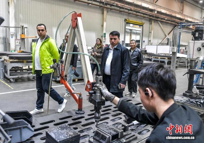 新疆:第十二届中国-中亚合作论坛参会嘉宾参观智能机械生产企业