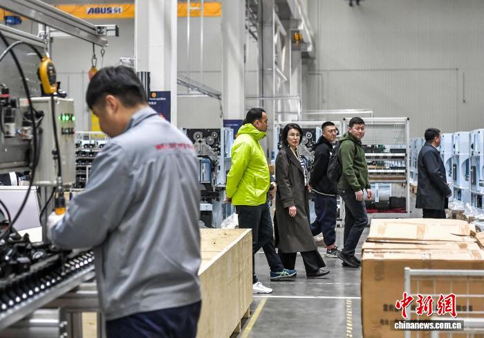 新疆:第十二届中国-中亚合作论坛参会嘉宾参观智能机械生产企业