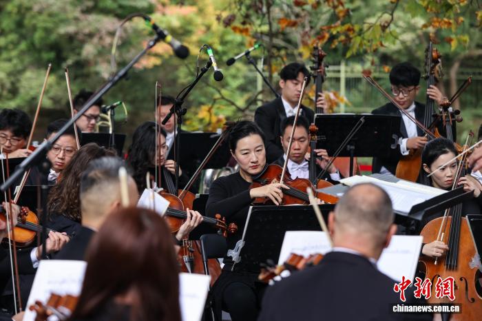 贵阳花溪：“黄金大道”交响音乐会上演