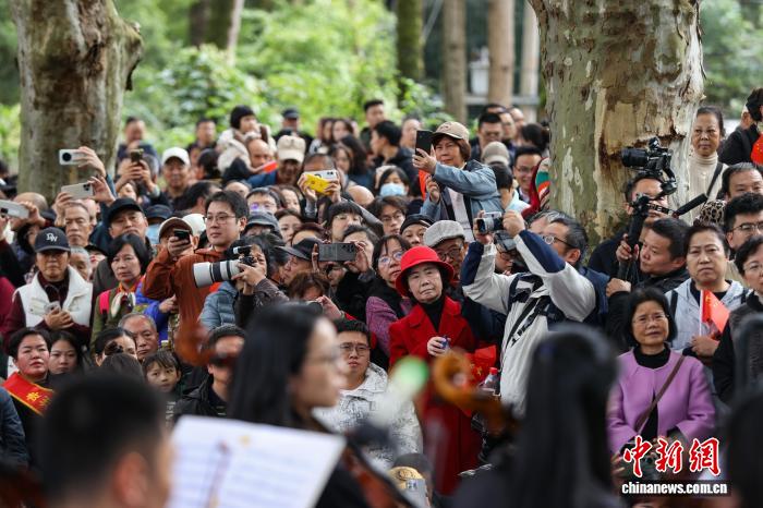 贵阳花溪：“黄金大道”交响音乐会上演