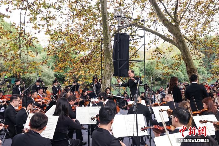 贵阳花溪：“黄金大道”交响音乐会上演