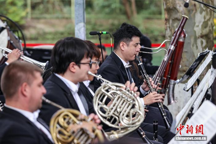 贵阳花溪：“黄金大道”交响音乐会上演