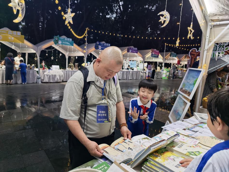 深圳少年用原创儿童诗画现场创作与朗诵点亮“2025国际红树林之夜”