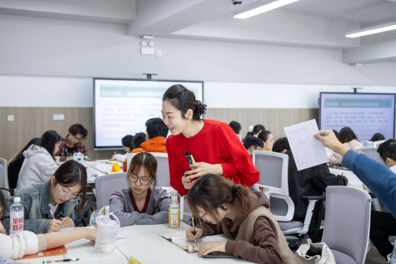 武汉商学院:小小“卡牌”让教育“活”起来 武汉商学院:小小“卡牌”让教育“活”起来