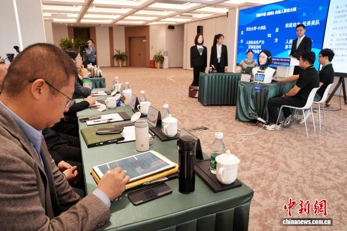 机器人在北京“舌战群雄”