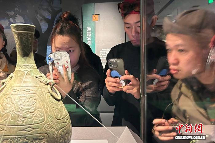 行走在历史与文化之间 台湾自媒体人四川寻“根”