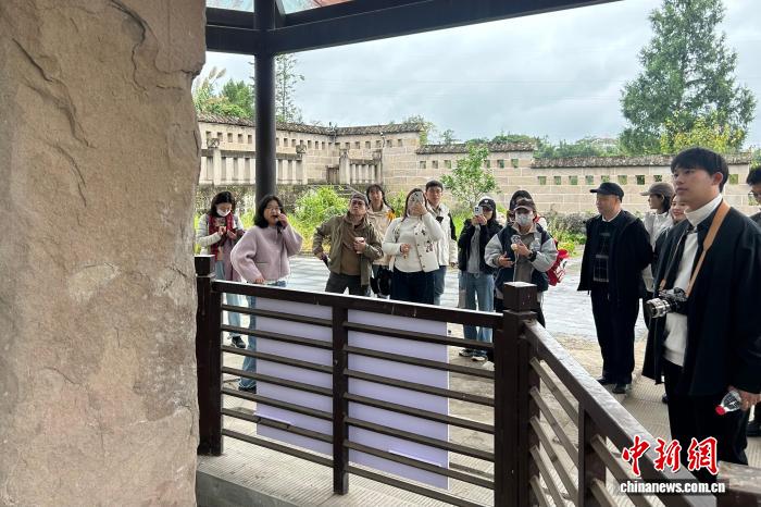 行走在历史与文化之间 台湾自媒体人四川寻“根”