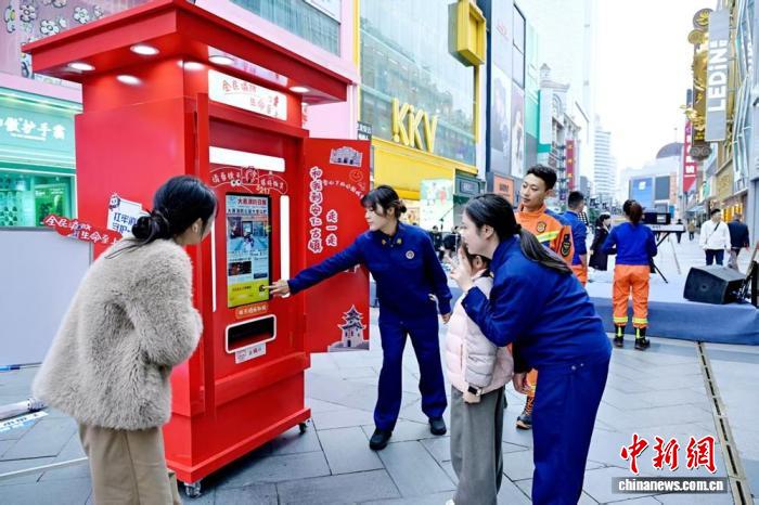 成都春熙路“消防嘉年华”引上千市民沉浸式学安全