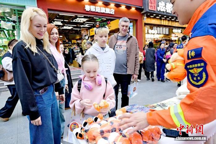 成都春熙路“消防嘉年华”引上千市民沉浸式学安全