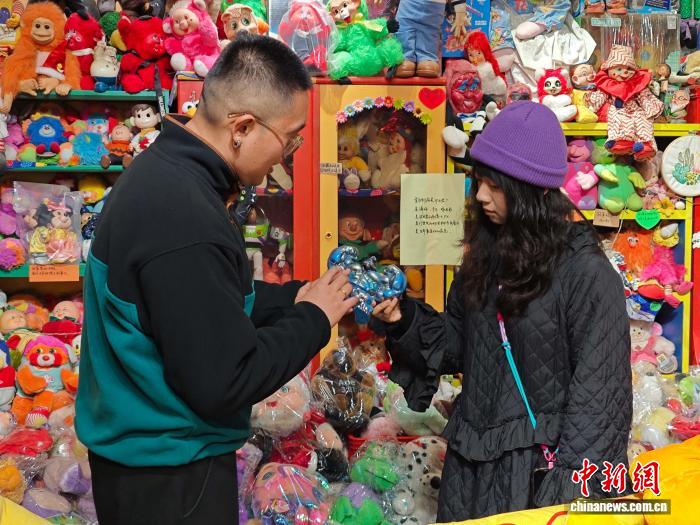 西安青年秦岭脚下打造“玩具世界”