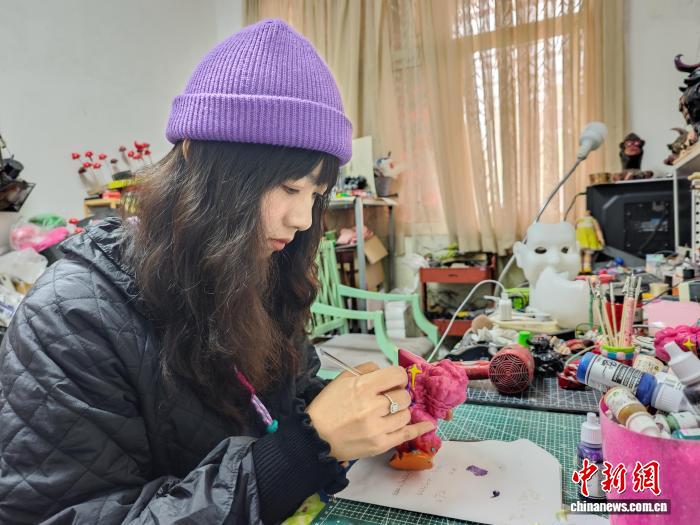 西安青年秦岭脚下打造“玩具世界”