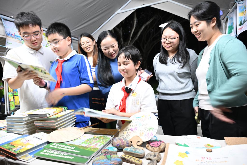 深圳少年用原创儿童诗画现场创作与朗诵点亮“2025国际红树林之夜”