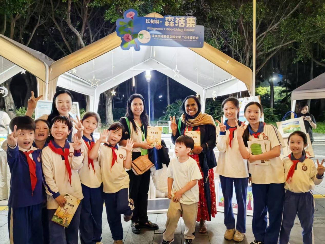 深圳少年用原创儿童诗画现场创作与朗诵点亮“2025国际红树林之夜”