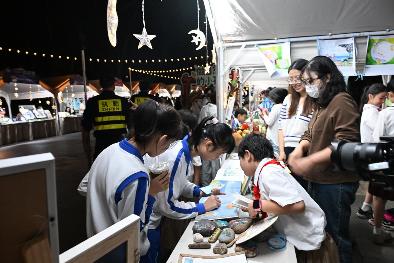 深圳少年用原创儿童诗画现场创作与朗诵点亮“2025国际红树林之夜”