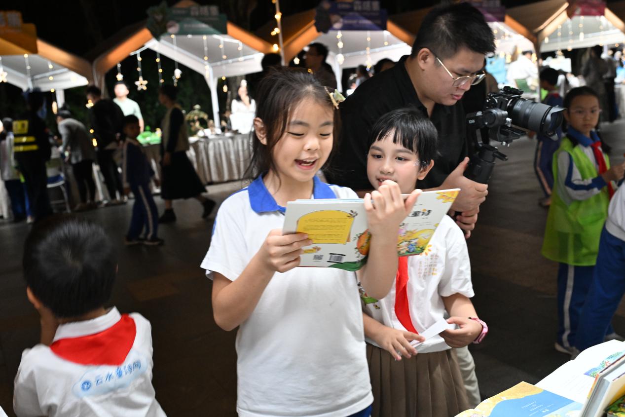 深圳少年用原创儿童诗画现场创作与朗诵点亮“2025国际红树林之夜”