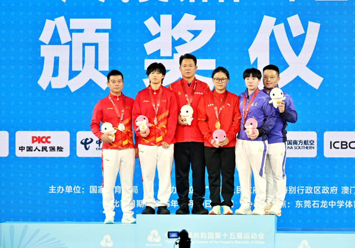 重庆妹子李霜勇夺举重64公斤级银牌 重庆妹子李霜勇夺举重64公斤级银牌