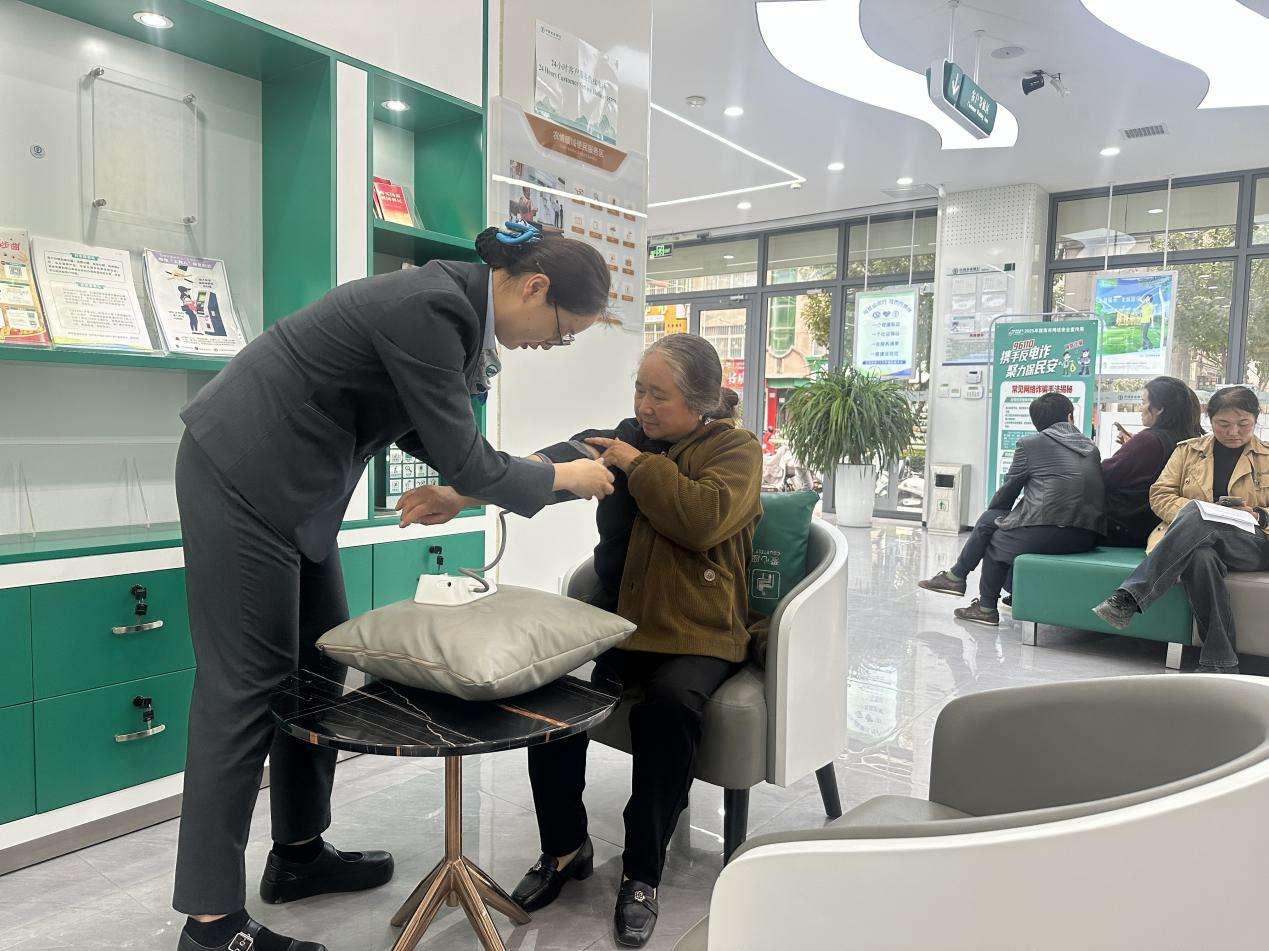 中国农业银行甘肃省分行倾心护航银发群体