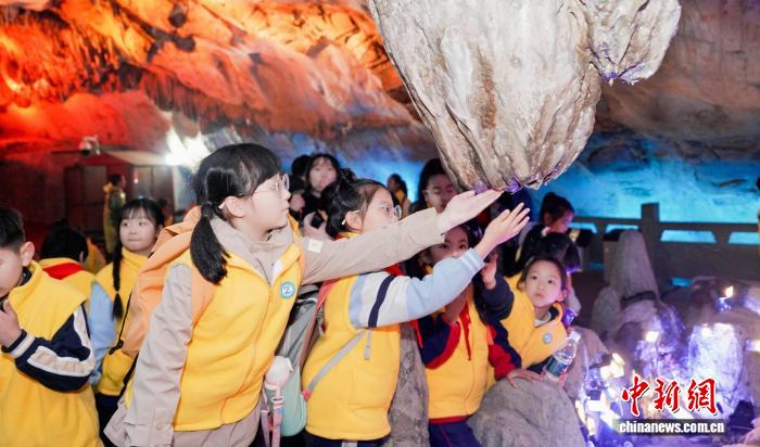 浙江多地中小学放“秋假” “跟着课本游”成假期新风尚