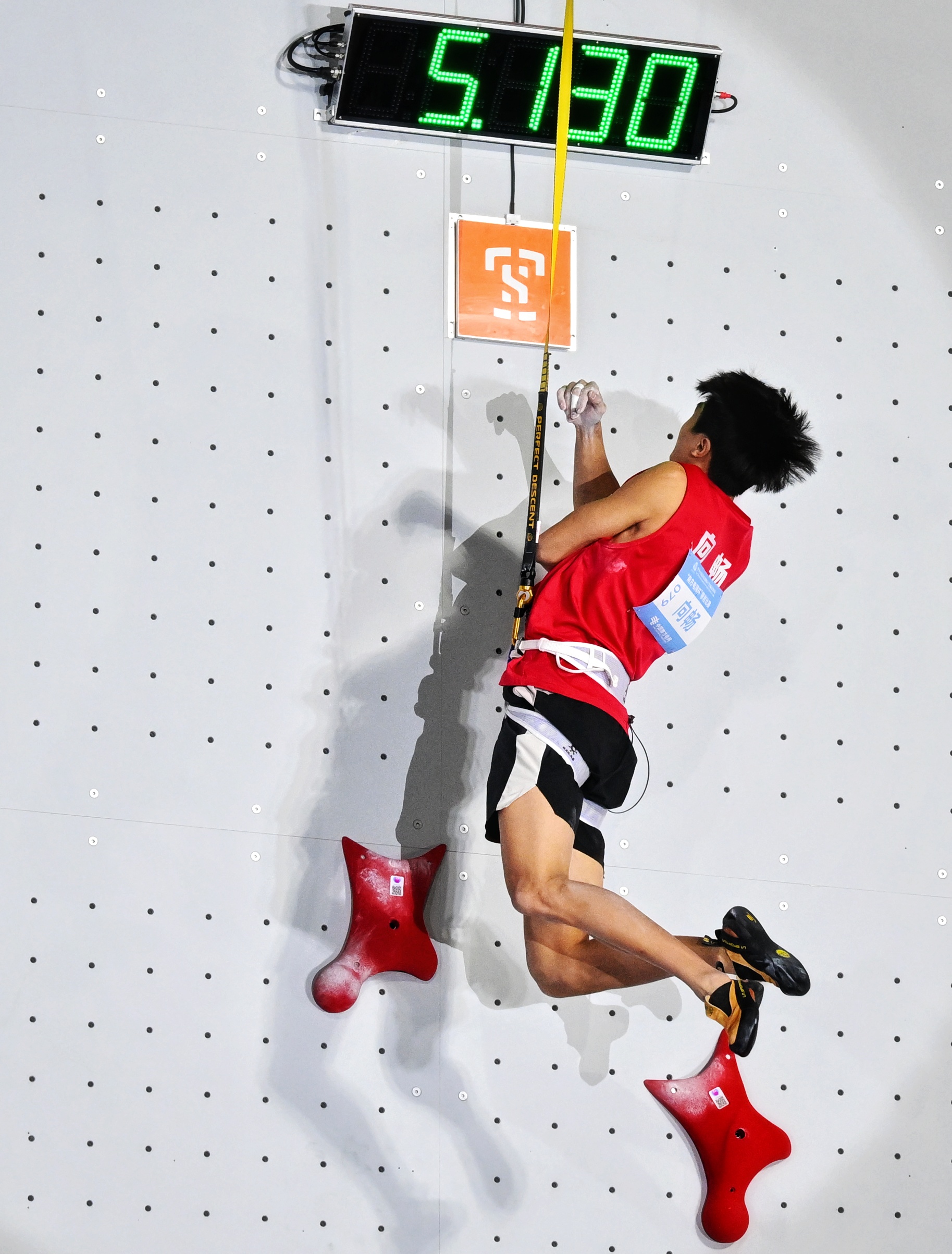 黑马逆袭!19岁重庆小将闪耀攀岩赛场 黑马逆袭!19岁重庆小将闪耀攀岩赛场